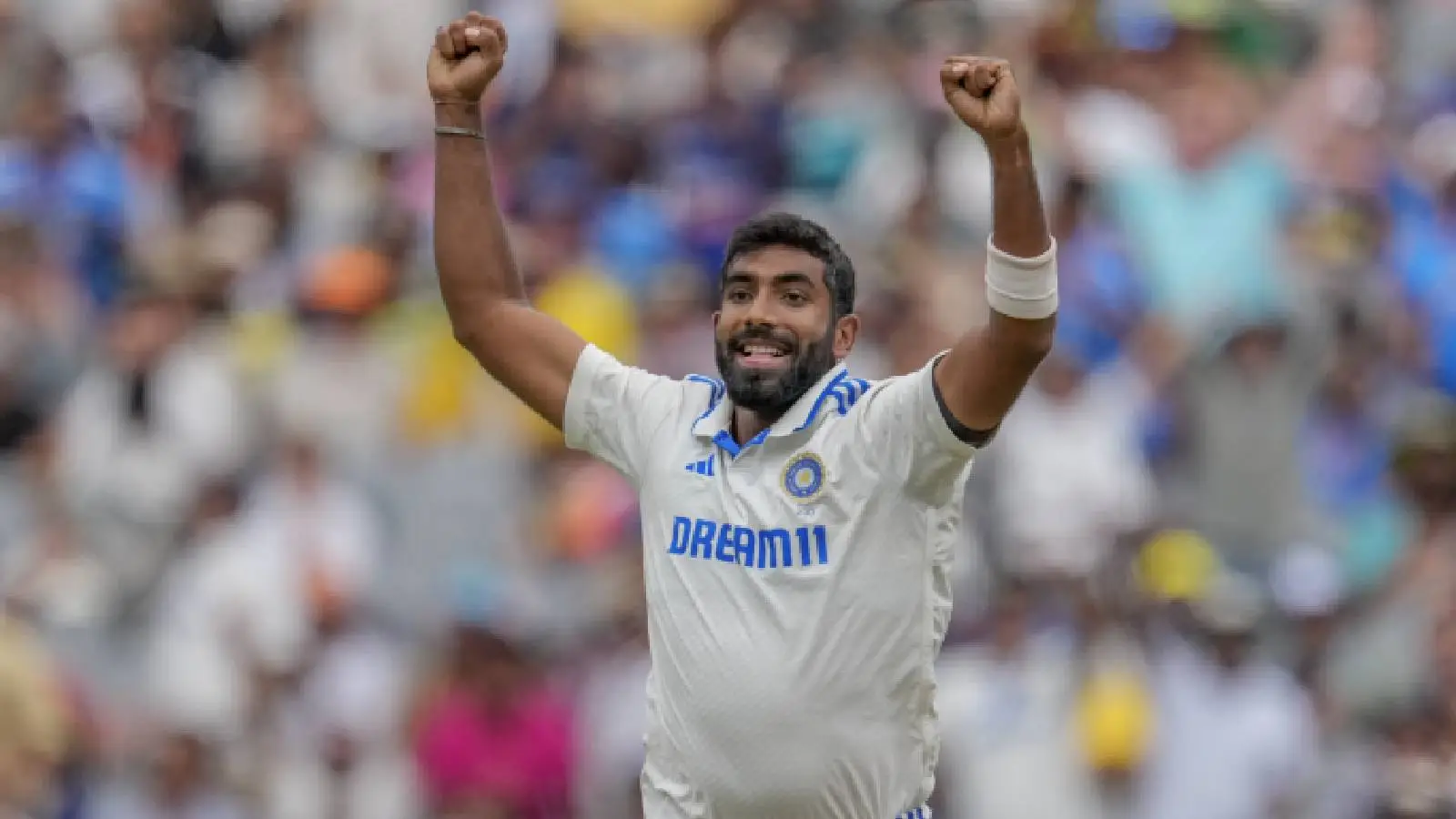 जसप्रीत बुमराह ऑस्ट्रेलियाच्या मिचेल मार्शची विकेट साजरी करत आहे